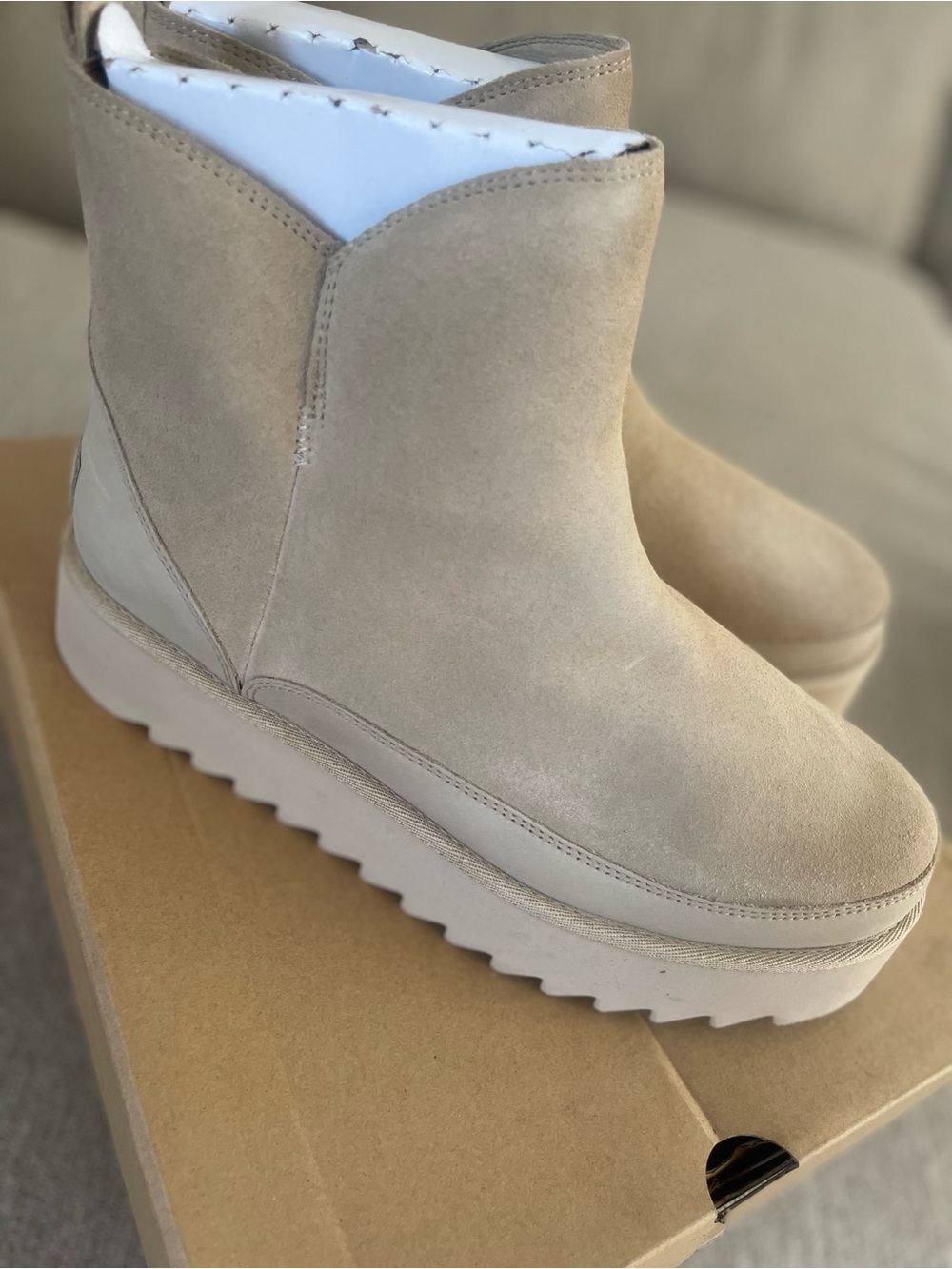 UGG ALINA MINI PLATFORM BOOTS IN MUSTARD SEED SZ 10 NEW